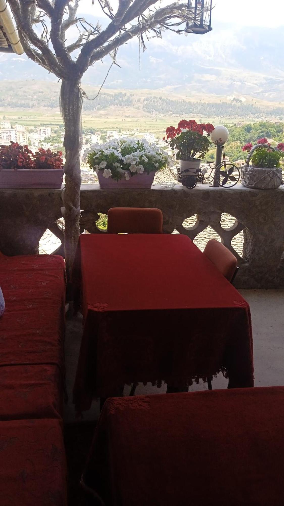 Karafil Guesthouse Gjirokastër Eksteriør bilde